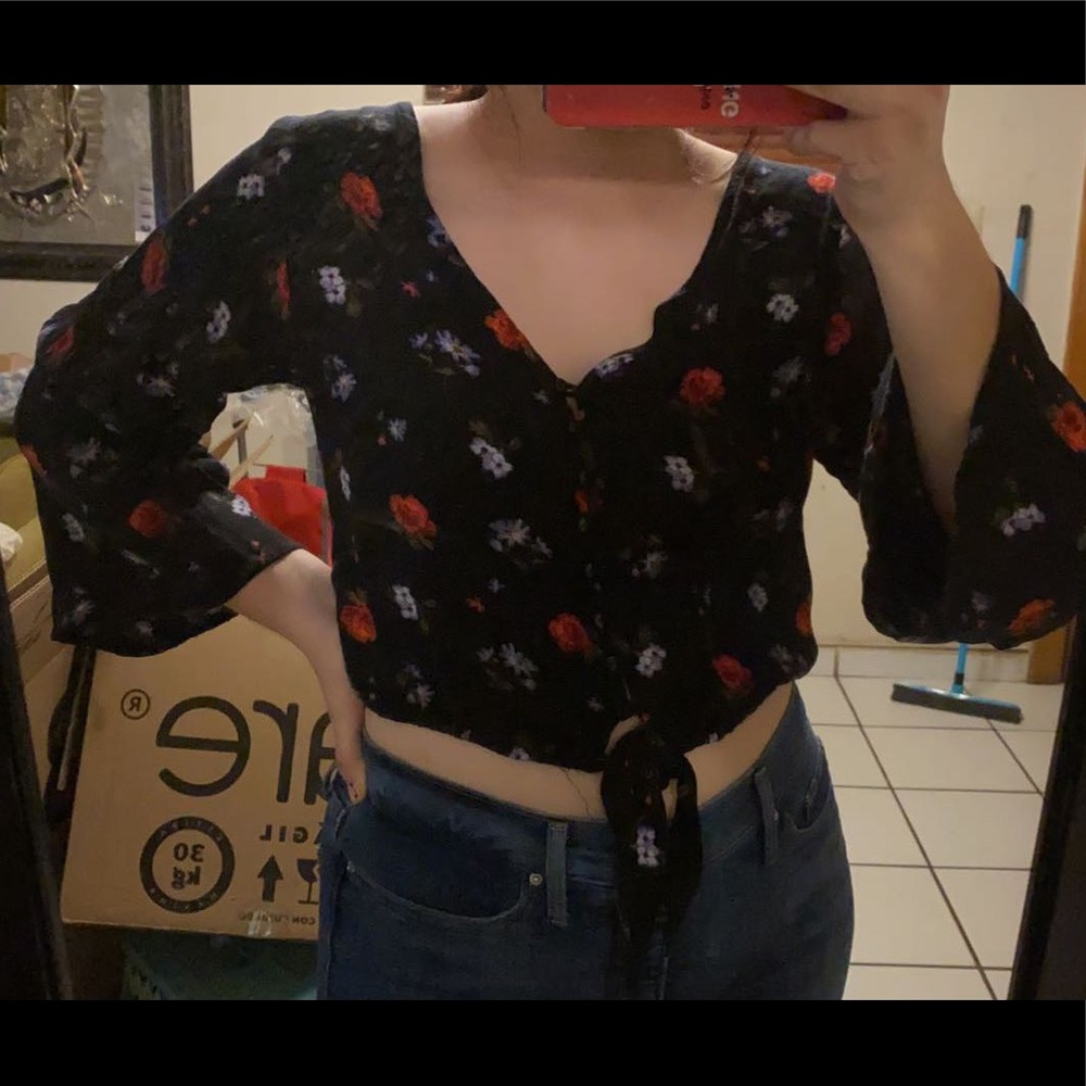 Cute botton crop top